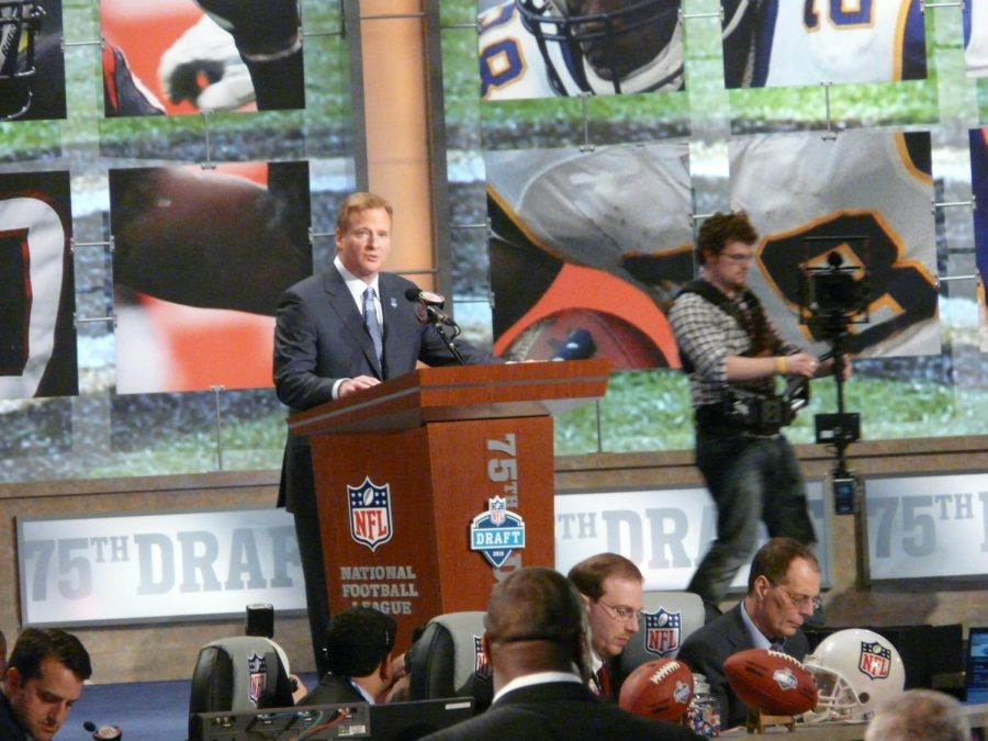 NFL+commissioner+Roger+Goodell+at+the+2010+NFL+draft%0AVia+commons.wikimedia.org